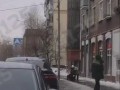 Глыба льда упала с крыши в сантиметрах от женщины с детьми в Бутырском районе столицы