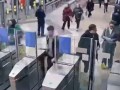 Метро коменданский проспект псих с ножом