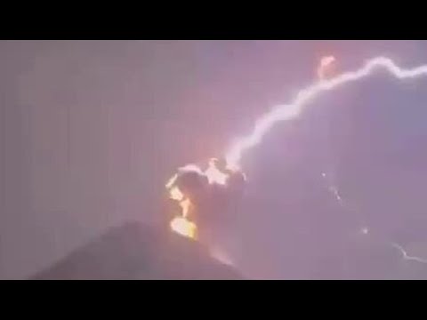 Молния ударила в кратер вулкана в Гватемале