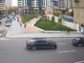 В Баку (Азербайджан) автомобиль влетел на тротуар, пешеход чудом увернулся