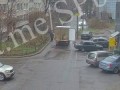 В Петербурге водитель фургона самым нелепым образом сбил женщину — сделал это открытым крылом задних