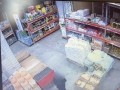 Двое взрослых ставили школьника на шухер, пока обворовывали магазины в Красноярском крае