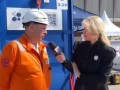 Девочка: ищет мужчину на Патриках.  Женщина: идёт на выставку нефтегазового оборудования.