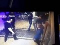 Охранник нокаутировал типа пришедшего в клуб с молотком