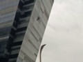 В Катаре нашли самого счастливого мойщика окон