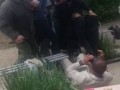 Бухие цыгани подрались с полицией прямо на кладбище.