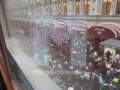 ?? Десятки китайцев собрались возле ГУМа в Москве с флагами и что-то кричат.