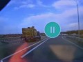 В Приморье на трассе из кузова грузовика выпала доска и едва не пришибла автомобиль