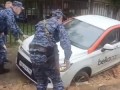 В Москве каршеринг провалился в яму — машину и водителя удалось вытащить с помощью Росгвардии