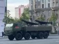 Тем временем по центру движется техника для генеральной репетиции Парада Победы