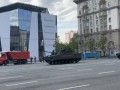 Тем временем по центру движется техника для генеральной репетиции Парада Победы 2