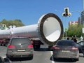 Огромная труба водовода не доехала до места ремонта в Самаре 2