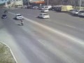 Дворник был уверен, что машины его пропустят, однако попал под колеса и подлетел на несколько метров