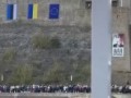 Сегодня в приграничном российском Ивангороде, и через речку в эстонской Нарве стоит много людей, и з