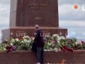 Одесситы пришли возложить цветы к памятнику неизвестному матросу на Аллее Славы