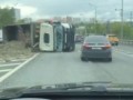 На улице Подольских курсантов в Москве перевернулся самосвал с землей