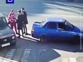 Мужик одним ударом уложил двух оппонентов