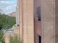 В Красногорске ребенок вылез из окна многоэтажки и очень опасно начал наклоняться вниз