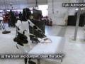Теперь он не только танцует: появились кадры, где робот Optimus занимается уборкой и выбрасывает мус