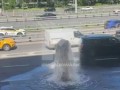 На севере Москвы у метро «Динамо» прорвало канализацию — поток выбил люк и затопил дорогу