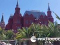 Прямо перед Кремлём устанавливают пальмы, собирая тропическую зону