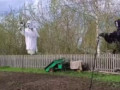 «Если старики пойдут рядом, можно и за сердечко хватануться». Огородные пугала нагнали страху в Киро