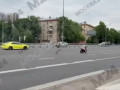 Утки дерзко напали на москвича, который хотел помочь им перейти дорогу
