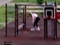 Извращенец-дрочун на спортивной площадке