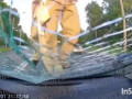 В Питере девушка запрыгнула на машину и ногой разбила лобовое стекло