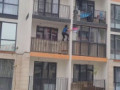 Алматинский человек паук потушил возгорание на балконе