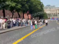 Гигантская очередь выстроилась в Мавзолей Ленина из москвичей и туристов