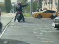 Мотоциклист помог перейти дорогу утиному семейству в центре Москвы