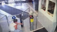 В Петербурге мужчина расстрелял коллег из лука на проходной завода