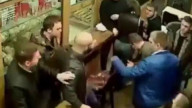 Стой! Погоди, не бей его! Сейчас свет выключу!